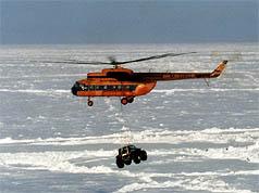 Ми-8 везет автомобиль 'Бронто' на Северный полюс